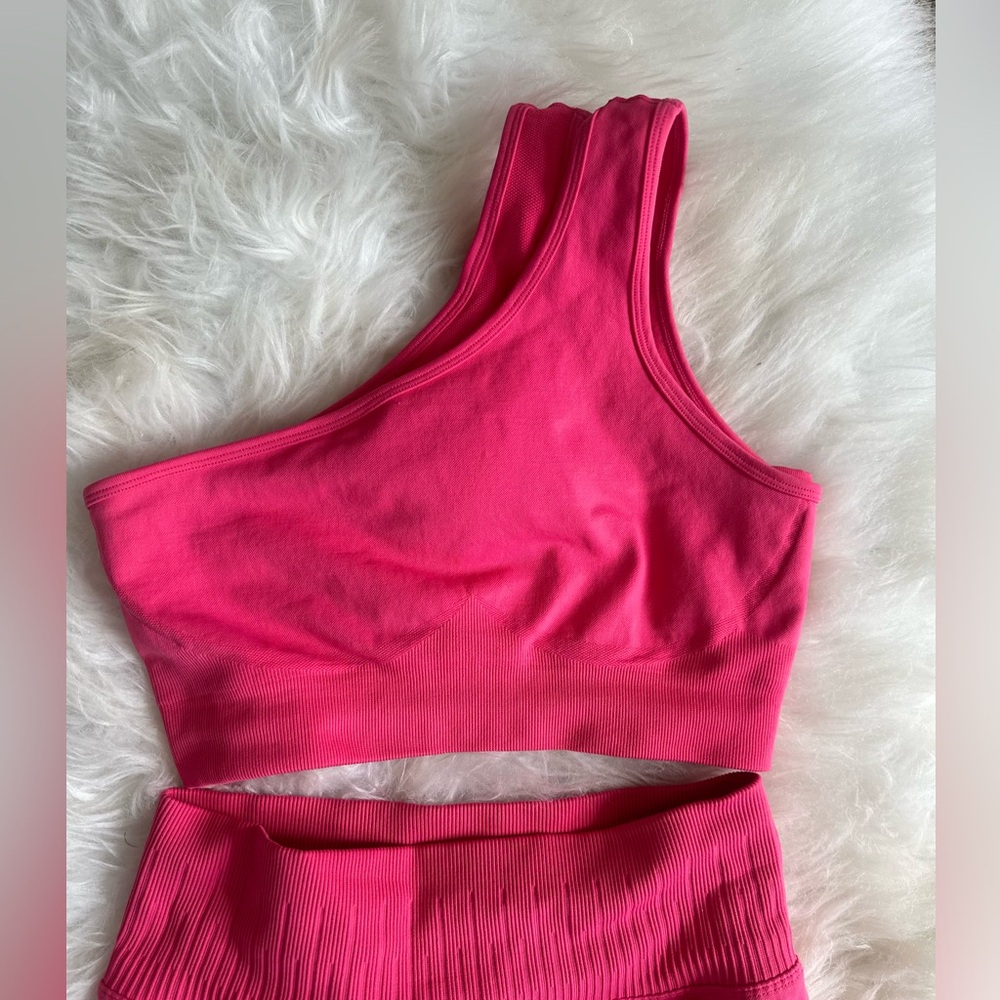 Booty lifting Two piece hot pink workout set size small - Picture 4 of 10
